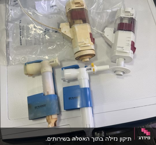 חלקי אינסטלציה מונחים על שולחן